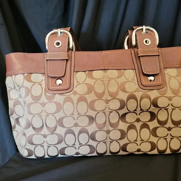 COACH Signature Pleated Shoulder tote in Brown/Beige. Perfect classic fall bag! - Picture 3 of 16